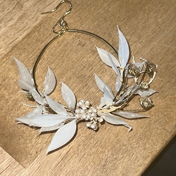 Dried flower headdress with gold headband and earrings - Picture 3 of 4